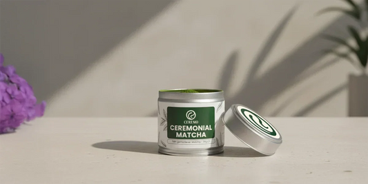 Offene Originaldose mit grünem Ceremonial Matcha Pulver auf heller Oberfläche, daneben Deckel